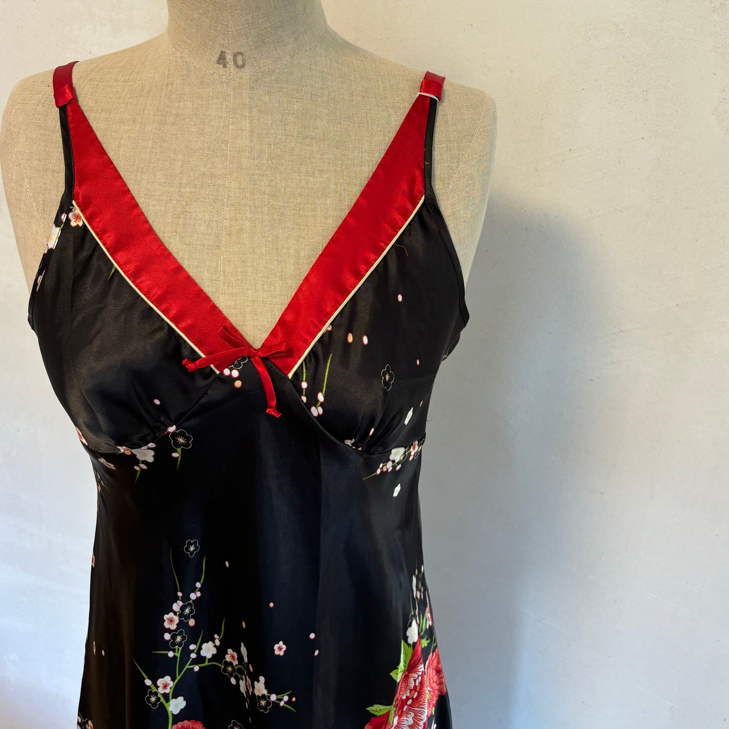 Robe fleurie en satin (M)