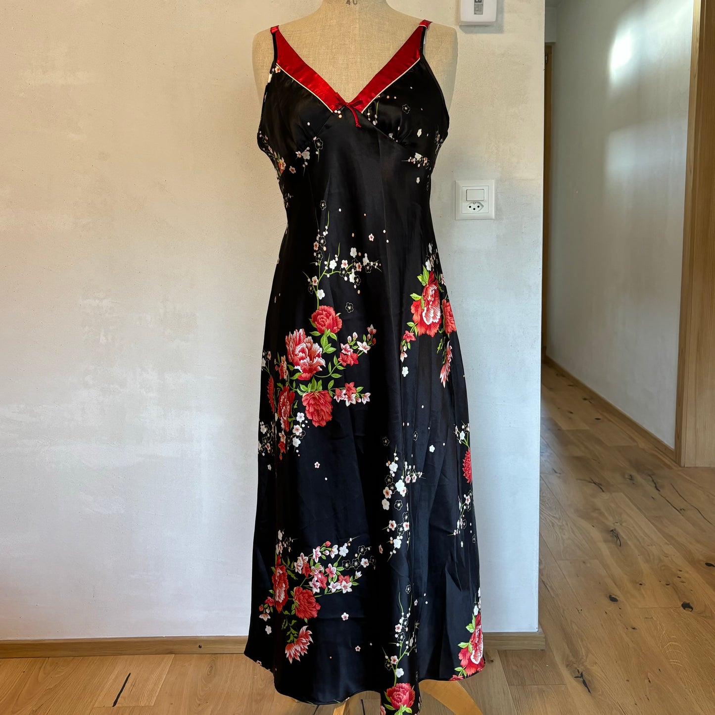 Robe fleurie en satin (M)