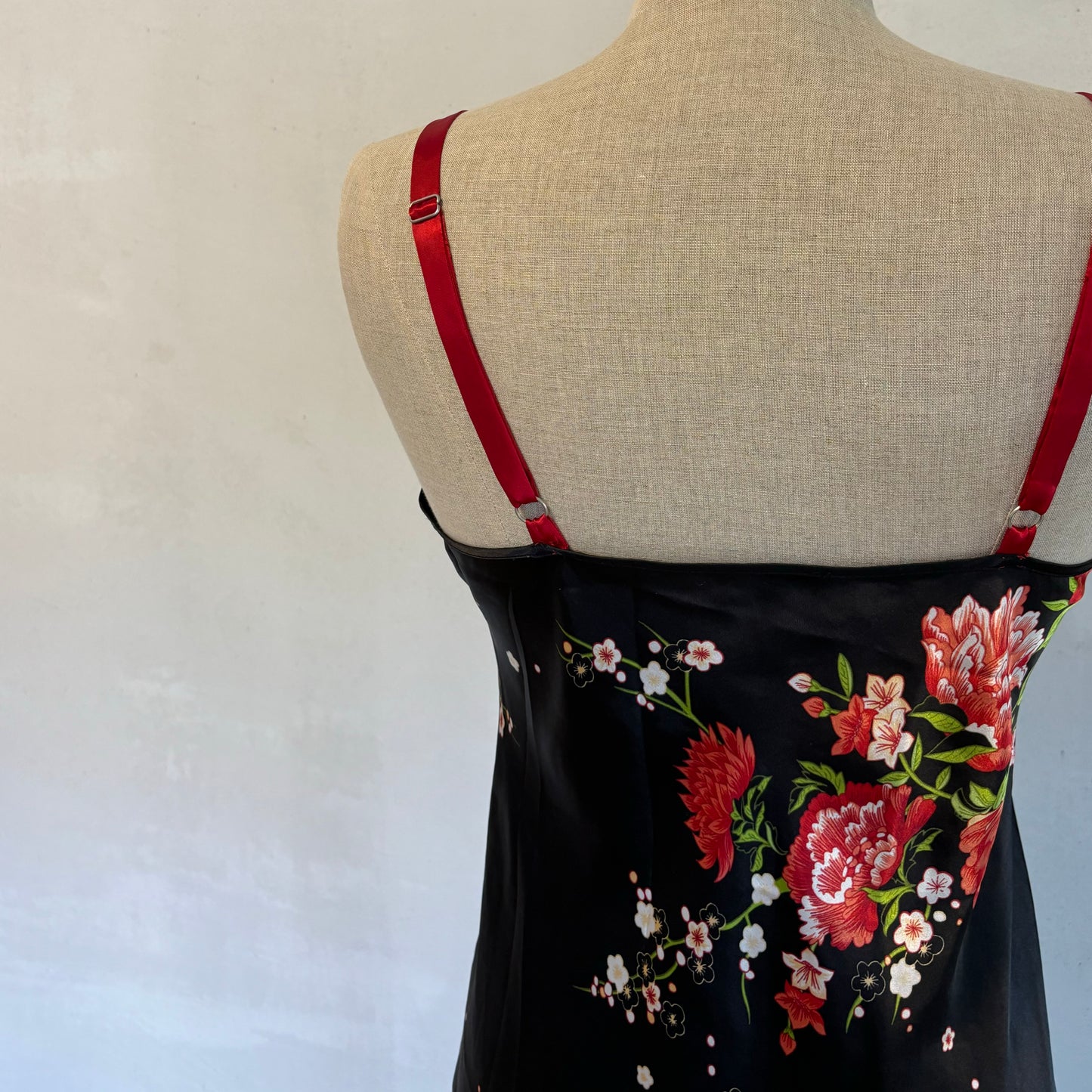Robe fleurie en satin (M)